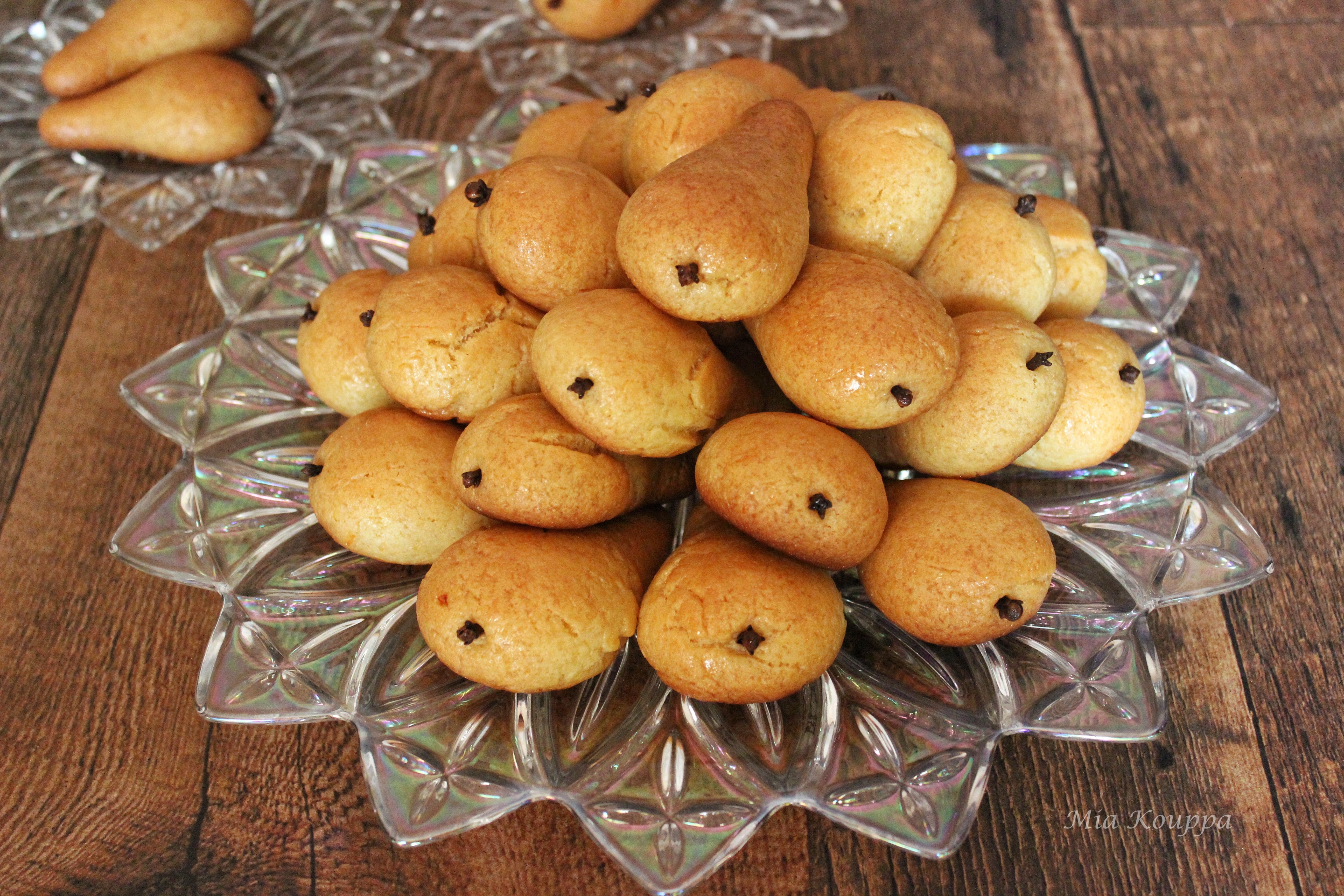 Pear-shaped cookies (Αχλαδάκια)