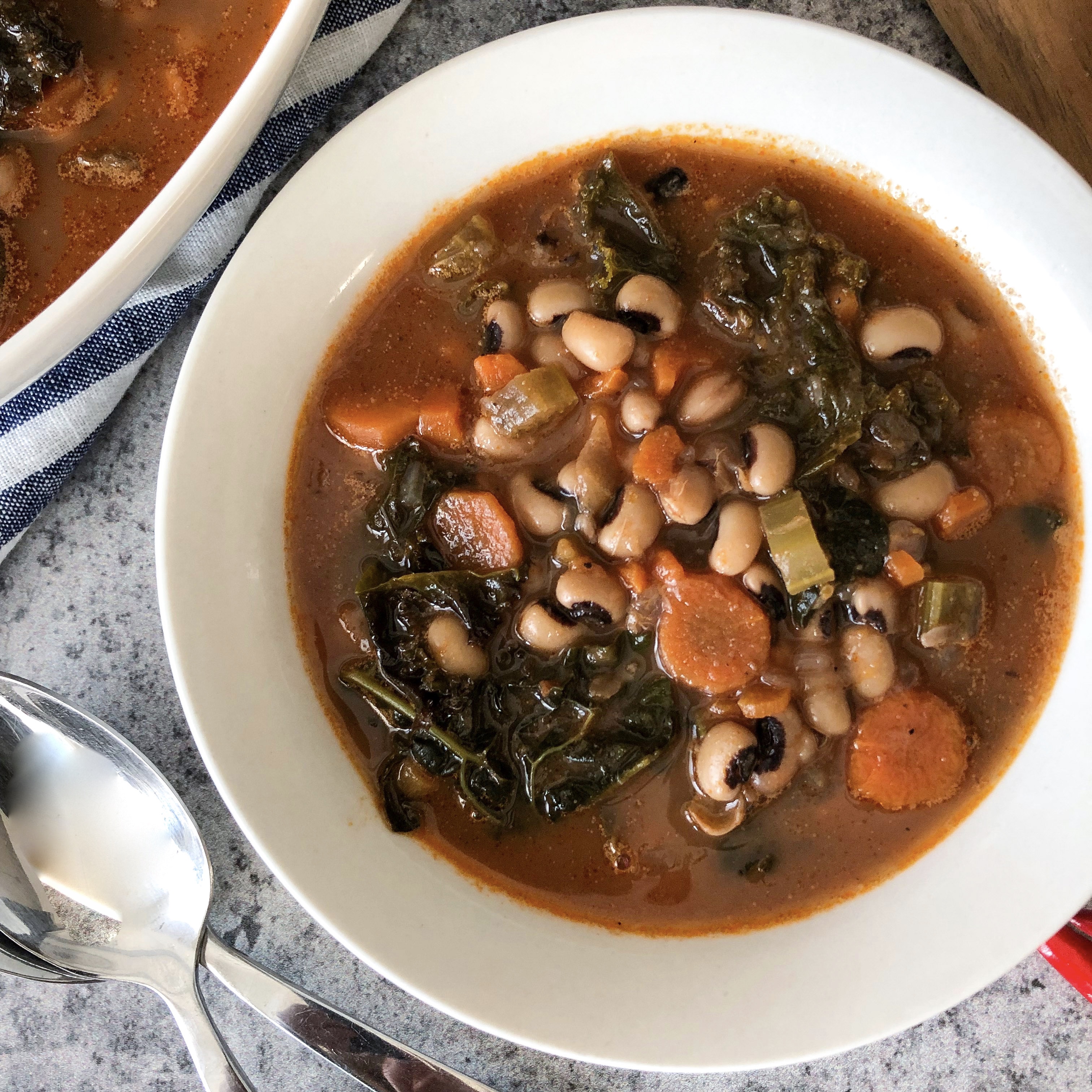 Black-eyed pea soup with kale (Σούπα με μαυρομάτικα φασόλια και κατσαρό λάχανο)