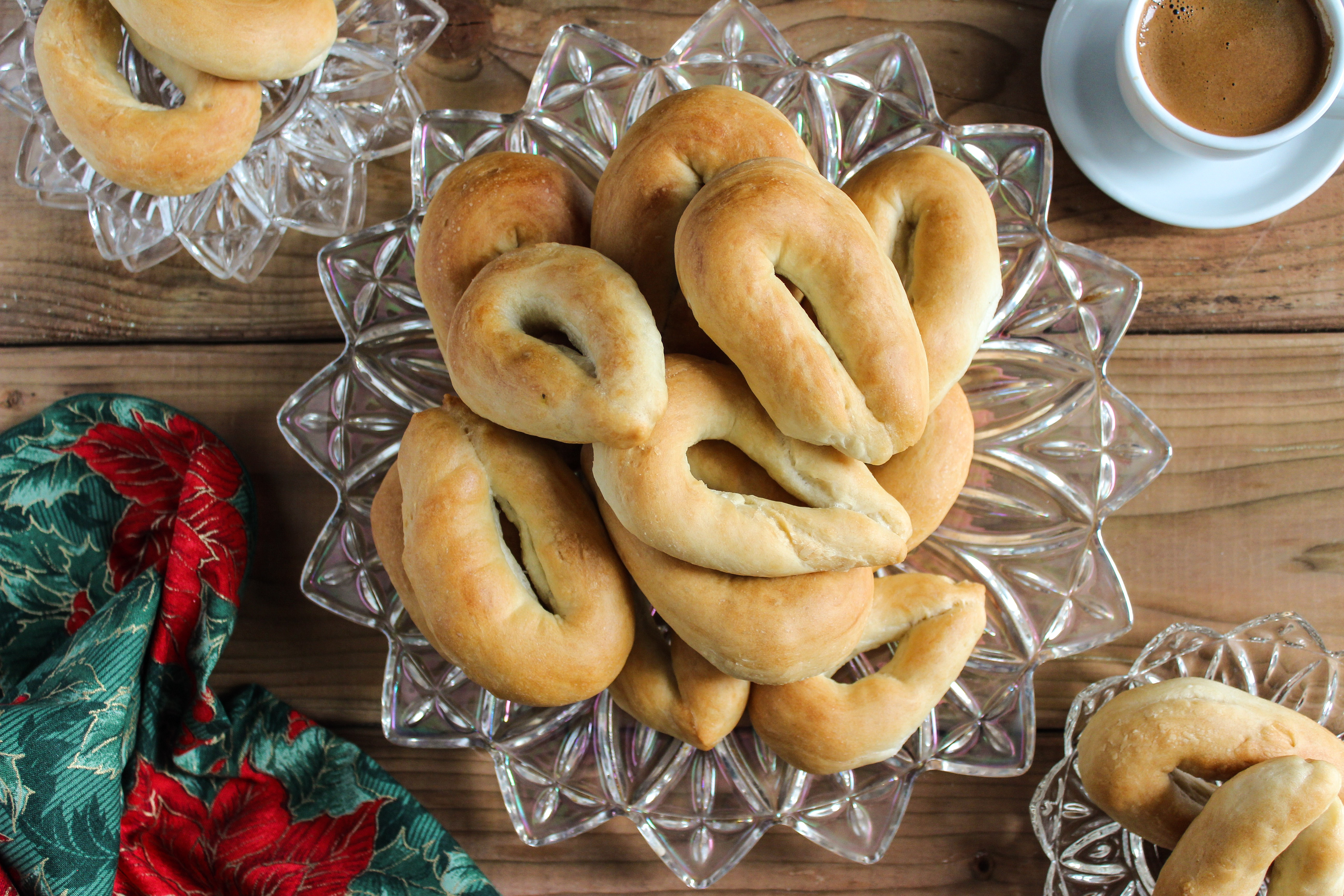 Christmas koulourakia with yeast (Χριστουγεννιάτικα κουλουράκια με μαγιά)