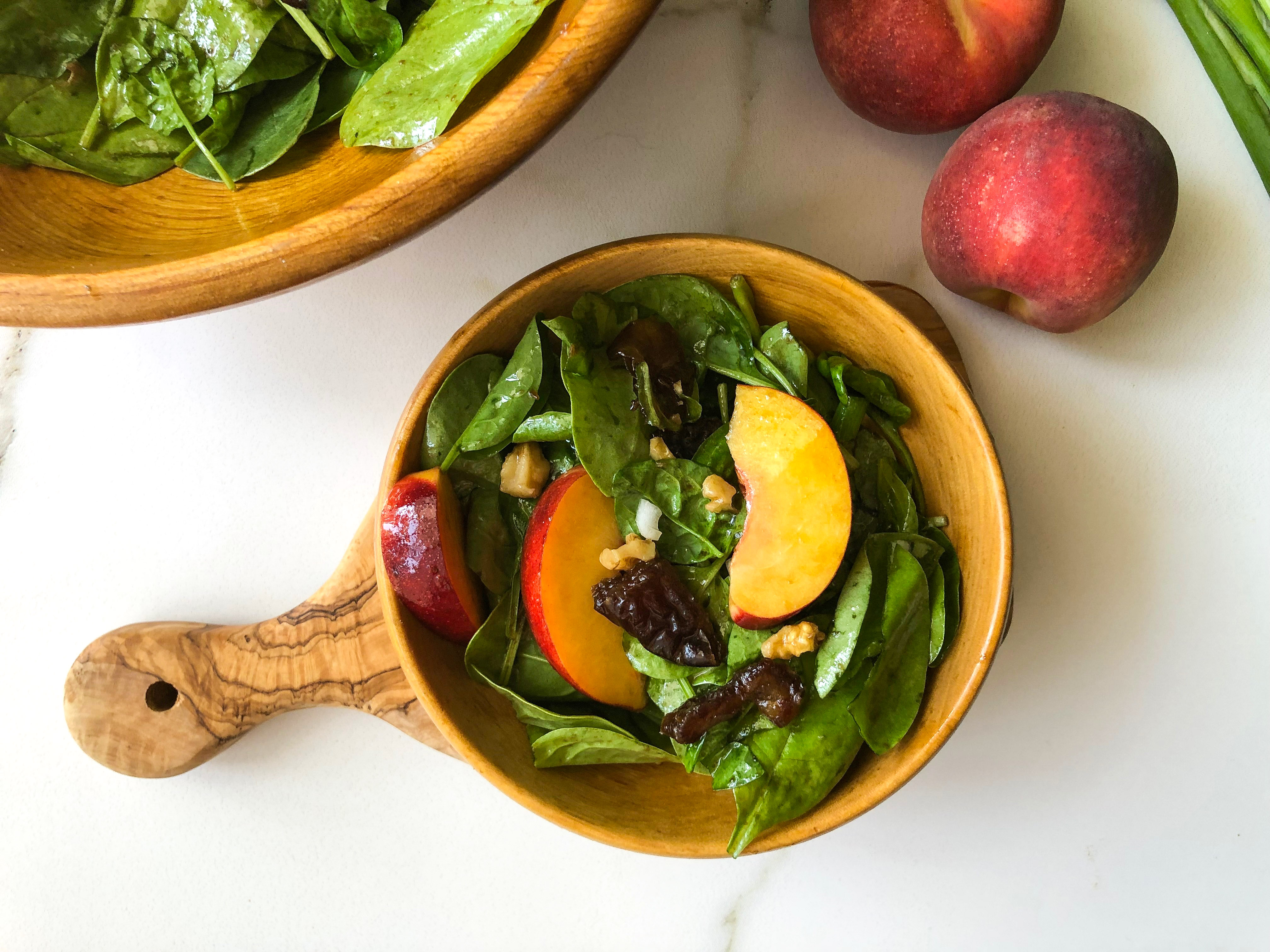 Spinach salad with peaches and dates