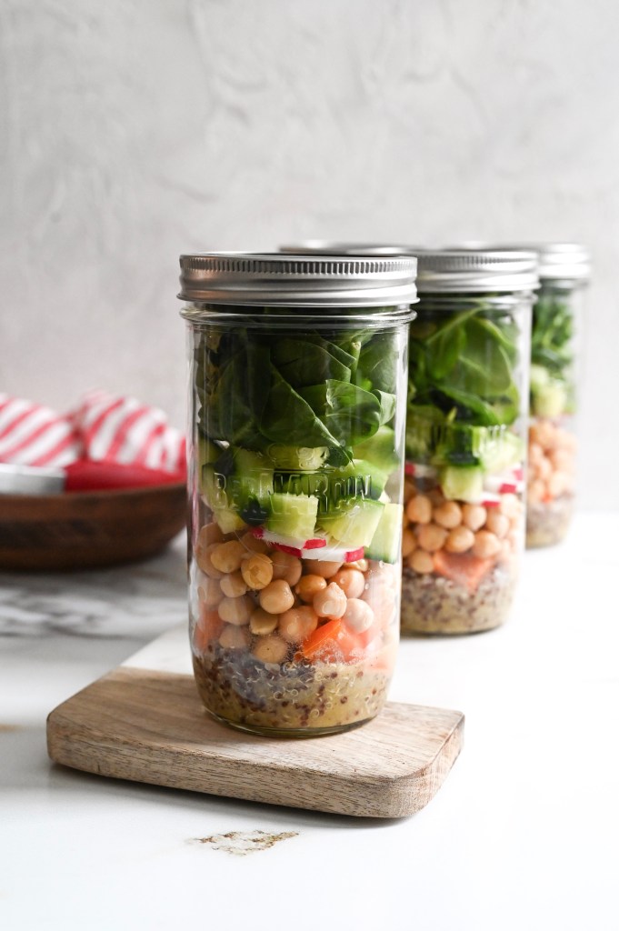 Mason jar salad with quinoa and chickpeas