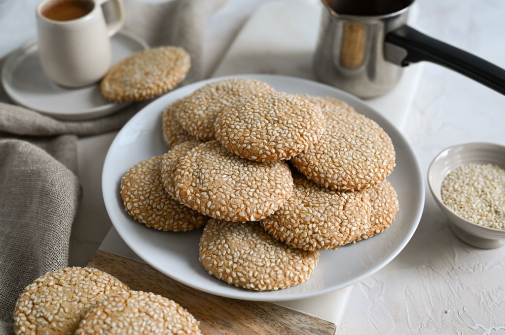 Simple, vegan and utterly delicious! Tahini honey cookies are our new favourites.